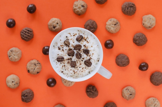 Caffè con latte e chicchi di caffè