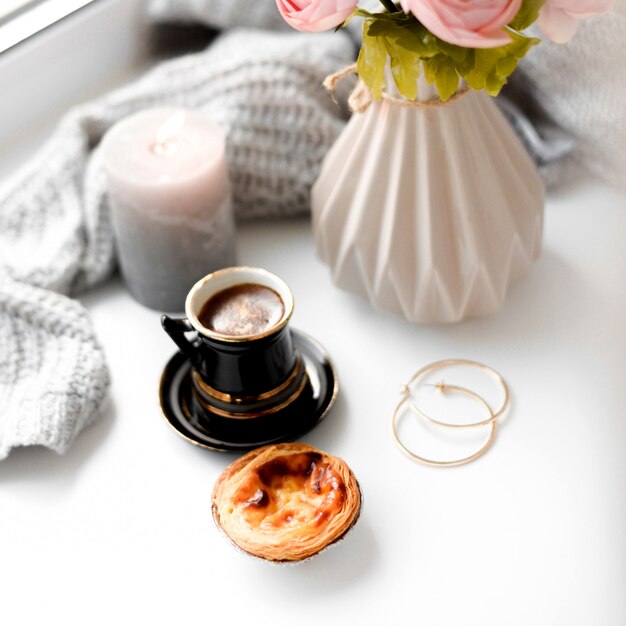 caffè con latte e un panino