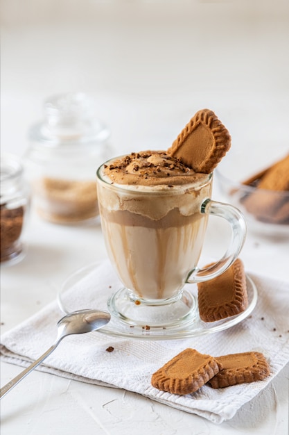 Caffè con latte, sciroppo di cioccolato e biscotti. Avvicinamento