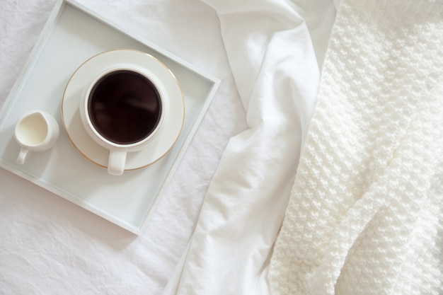 Caffè con latte su un vassoio a letto