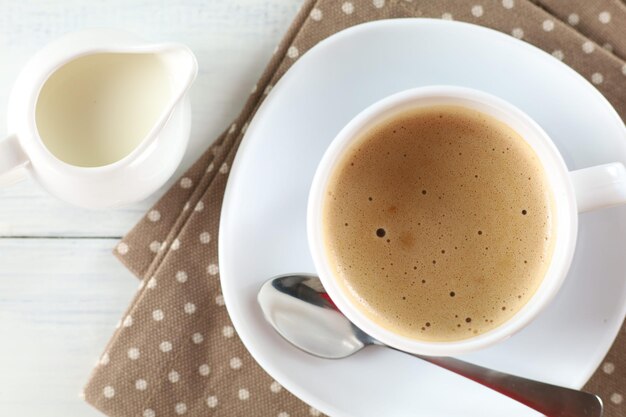 Caffè con latte sul tavolo del bar