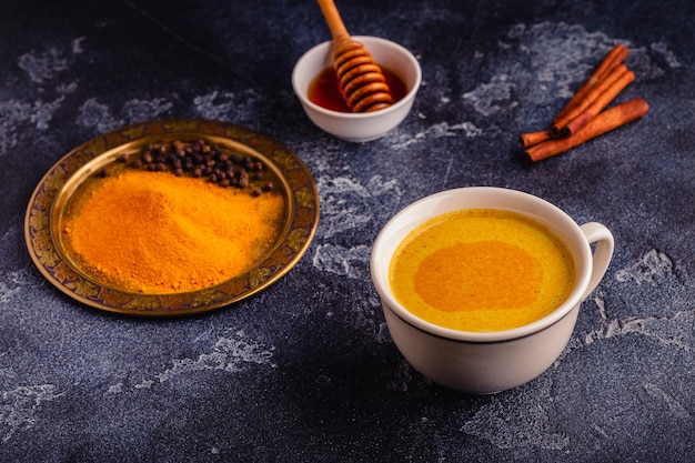 Caffè con miele di curcuma e cannella