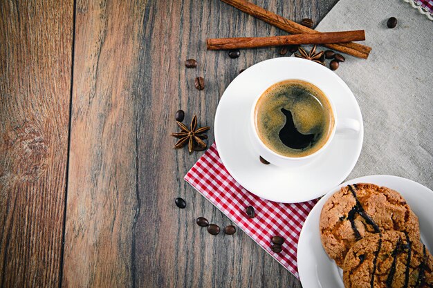 Caffè con panetteria su sfondo retrò legnoso