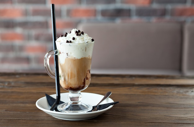 Caffè con panna e palline di cioccolato