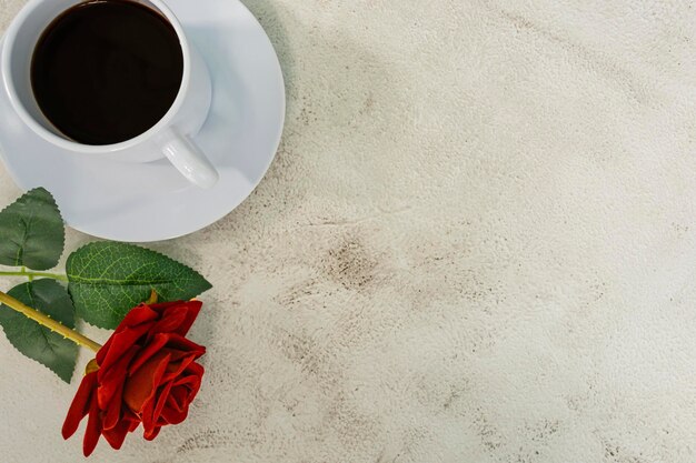 Caffè con rosa rossa su scrivania di marmo Direttamente sopra Flat lay Copy space