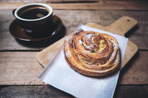 caffè con un pezzo di dessert danese all&#39;uvetta