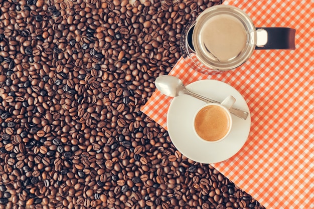 Caffè concetto con moka pentola e tazza su tela