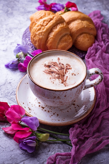 Caffè, croissant e fiori Vista piana, vista dall&#39;alto
