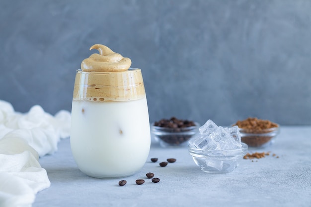 Caffè Dalgona con latte freddo e cubetti di ghiaccio