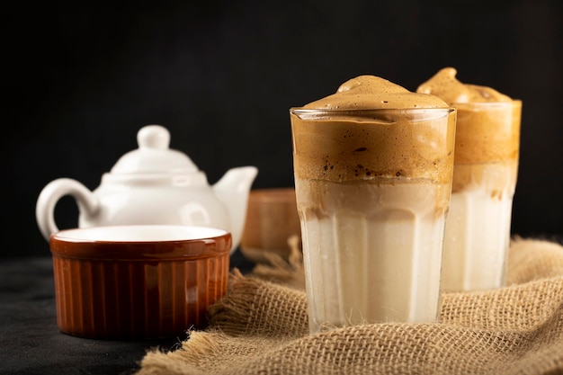 Caffè Dalgona ghiacciato, bicchiere con latte e crema al caffè.