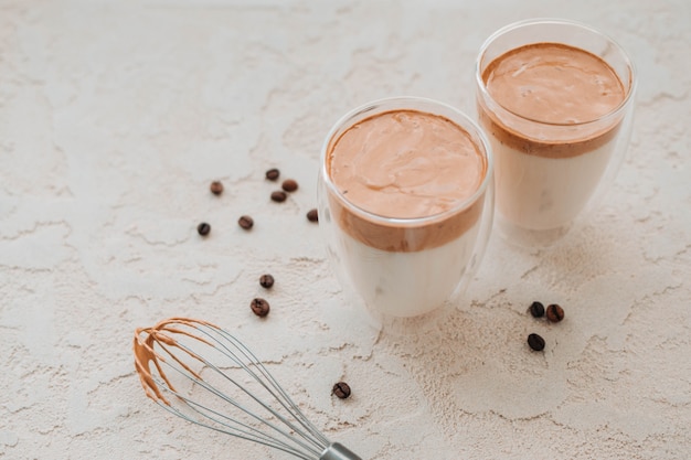 Caffè Dalgona. Preparare un caffè freddo. Versare il latte per il caffè