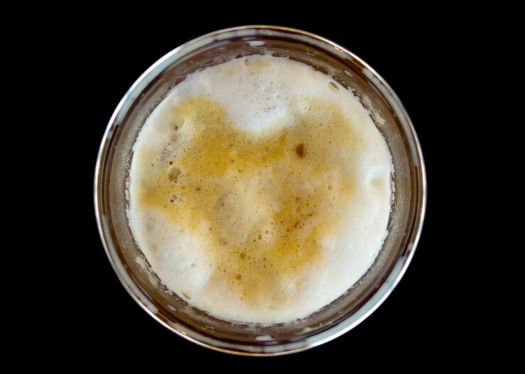 Foto caffè del capuchino del ghiaccio in vetro di plastica isolato su fondo nero.