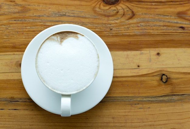 Caffè del latte di vista superiore su fondo di legno