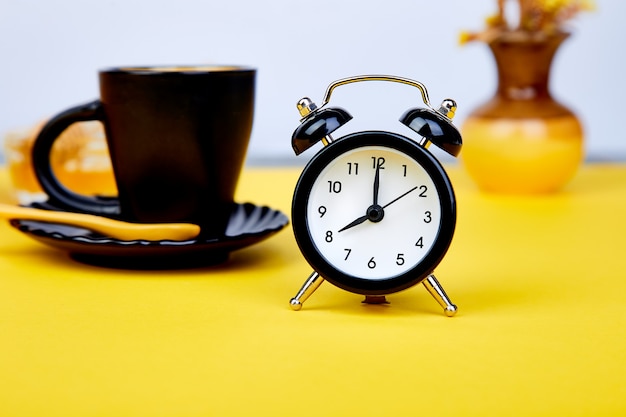 Caffè del mattino, colazione a base di muesli, sveglia