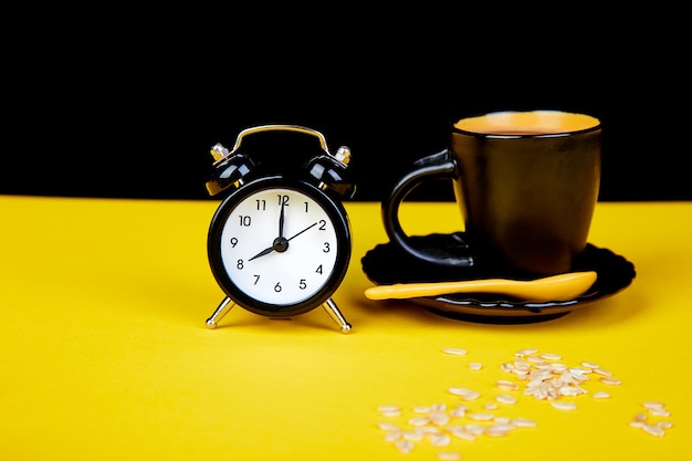 Caffè del mattino, colazione con muesli, sveglia