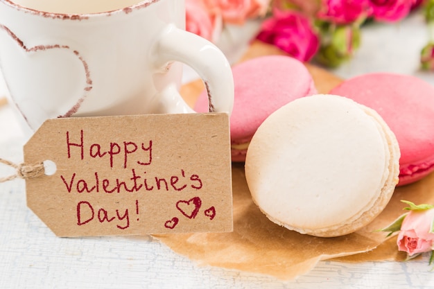 Caffè del mattino con fiori e amaretti. Il concetto di San Valentino.