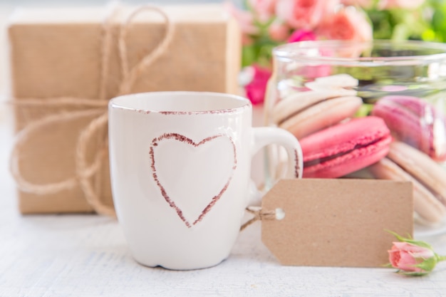 Caffè del mattino con fiori e amaretti. Il concetto di San Valentino.