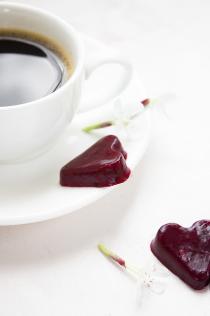 caffè del mattino e cuore di marmellata