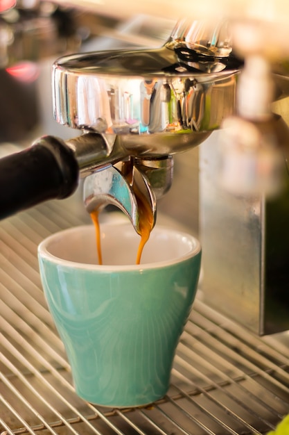 Caffè del mattino in una tazza di ceramica.