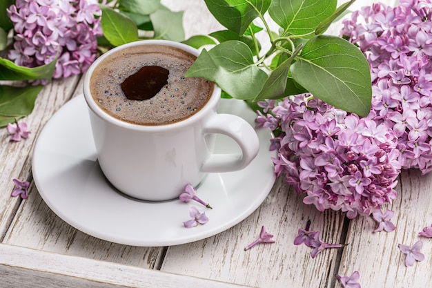 Caffè del mattino su sfondo di primavera