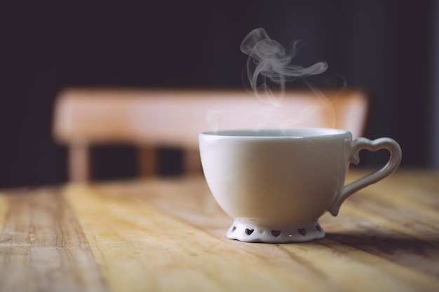 Caffè del mattino su un tavolo di legno. Concetto di caffè del mattino