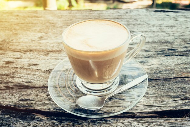 Caffè della tazza sul tavolo di legno