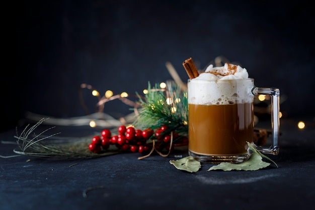 Caffè di Natale con cannella e schiuma