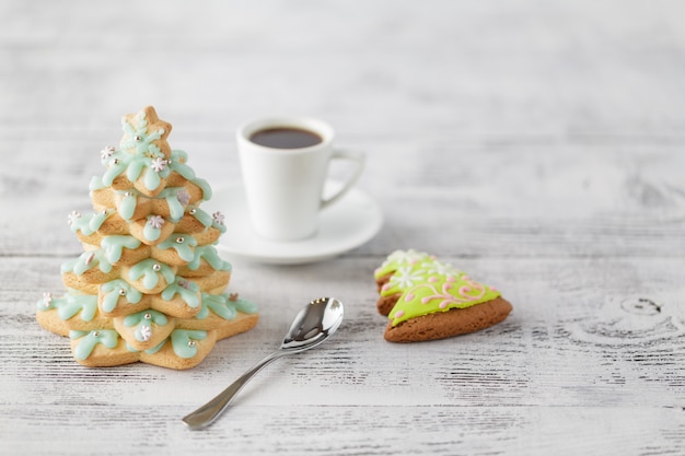 Caffè di natale con l'albero di biscotti del pan di zenzero