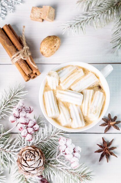 Caffè di Natale con marshmallow e rami di abete rosso