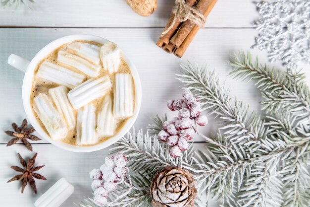 Caffè di Natale con marshmallow e rami di abete rosso