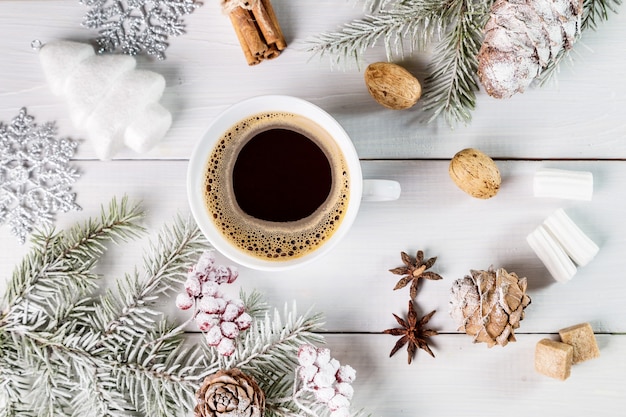 Caffè di Natale in tazza con rami di abete rosso