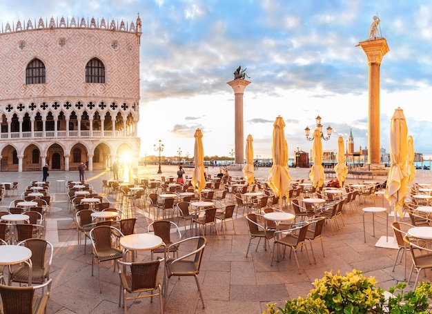 Caffè di strada italiano tradizionale vicino al Palazzo Ducale di Venezia.