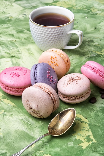 Caffè e amaretti colorati