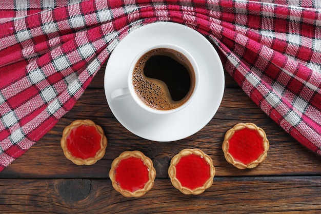 Caffè e biscotti con marmellata