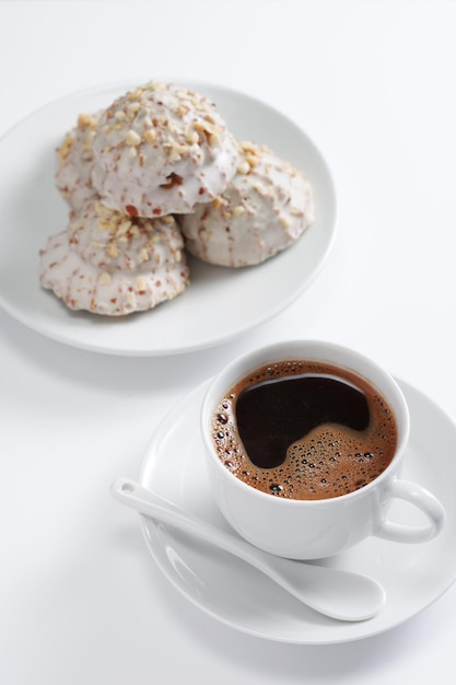 Caffè e biscotti con noci