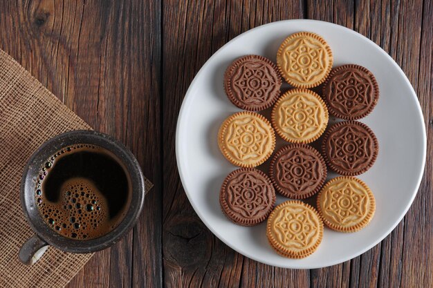 Caffè e biscotti con panna