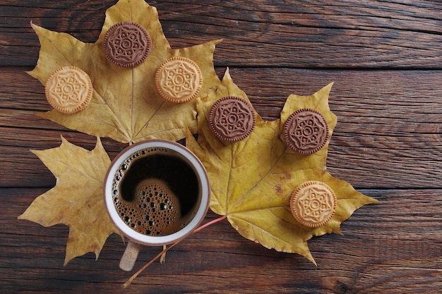 Caffè e biscotti con panna