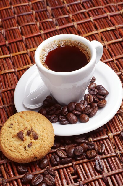 Caffè e biscotti sul tavolo in legno di vimini