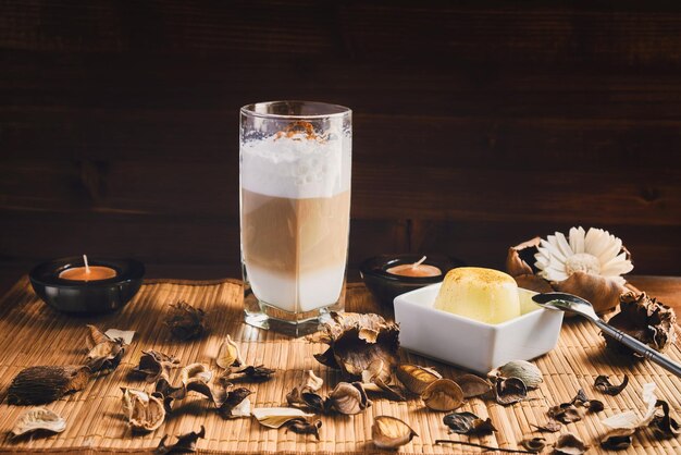 Caffè e budino su un tavolo di legno