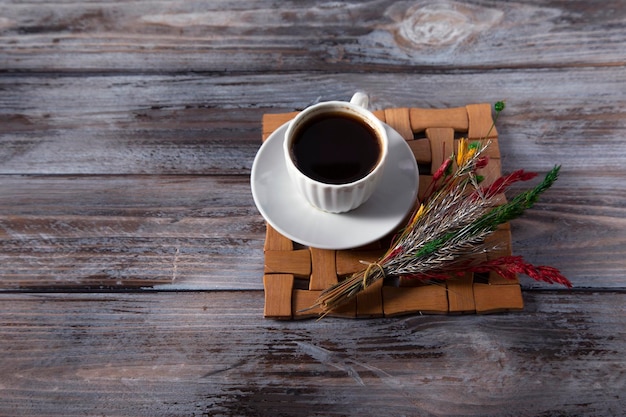 caffè e chicco di caffè sulla tavola di legno