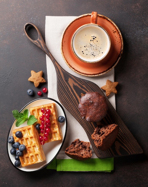 Caffè e cialde con frutti di bosco