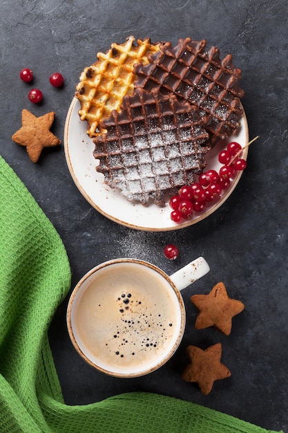 Caffè e cialde con frutti di bosco