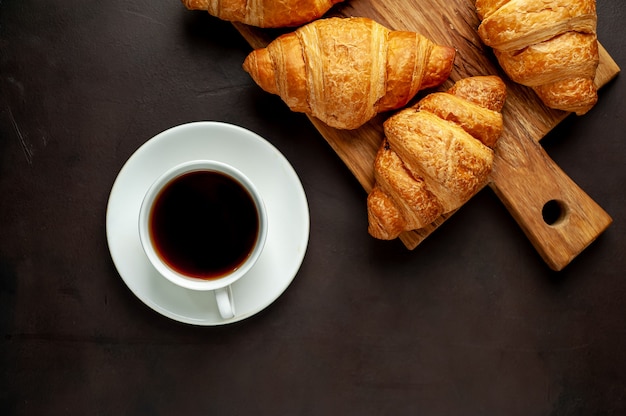 caffè e cornetti sul tagliere di legno