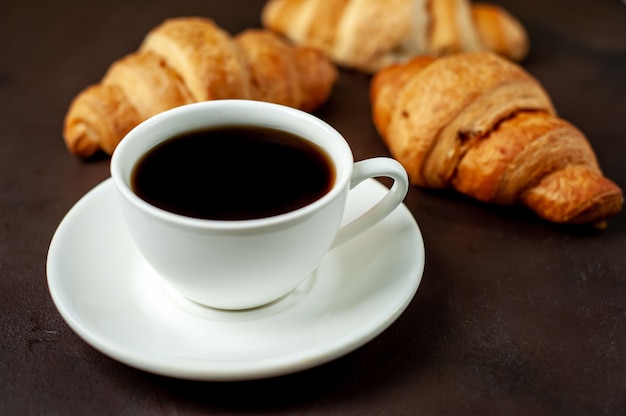 caffè e cornetti sul tagliere di legno