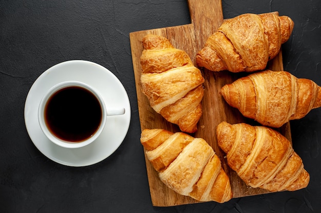 caffè e cornetti sul tagliere di legno