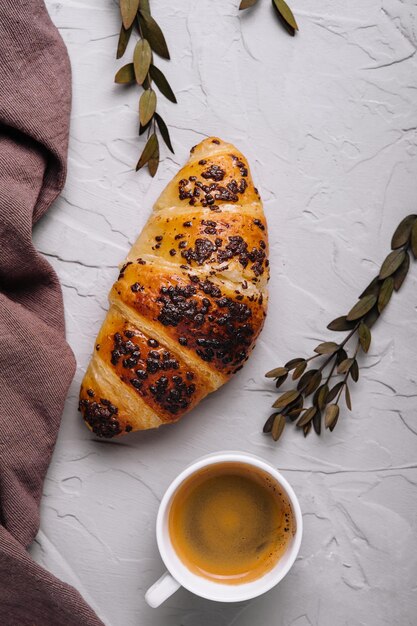 Caffè e croissant sul tavolo di pietra