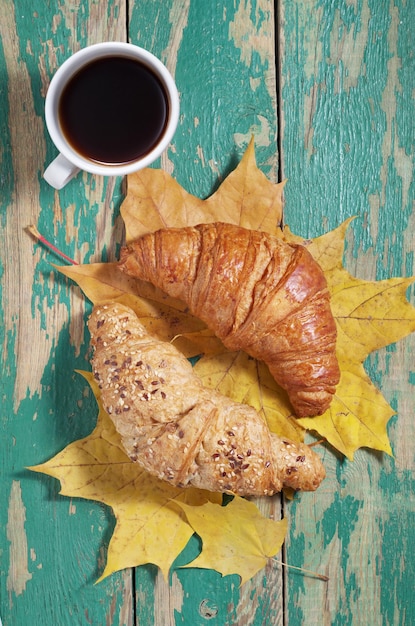 Caffè e due croissant