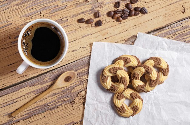 Caffè e gustosi biscotti sul tavolo