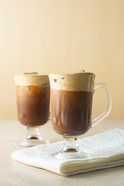 Caffè e latte. Deliziosa bevanda al caffè con gelato e panna montata