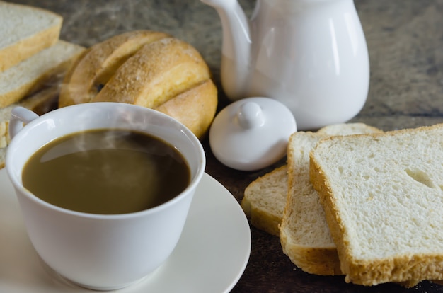 Caffè e pane caldi